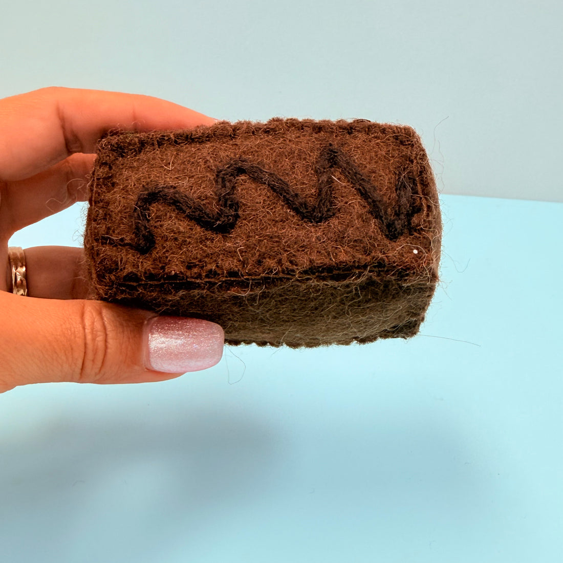Brown sponge with wavy pattern